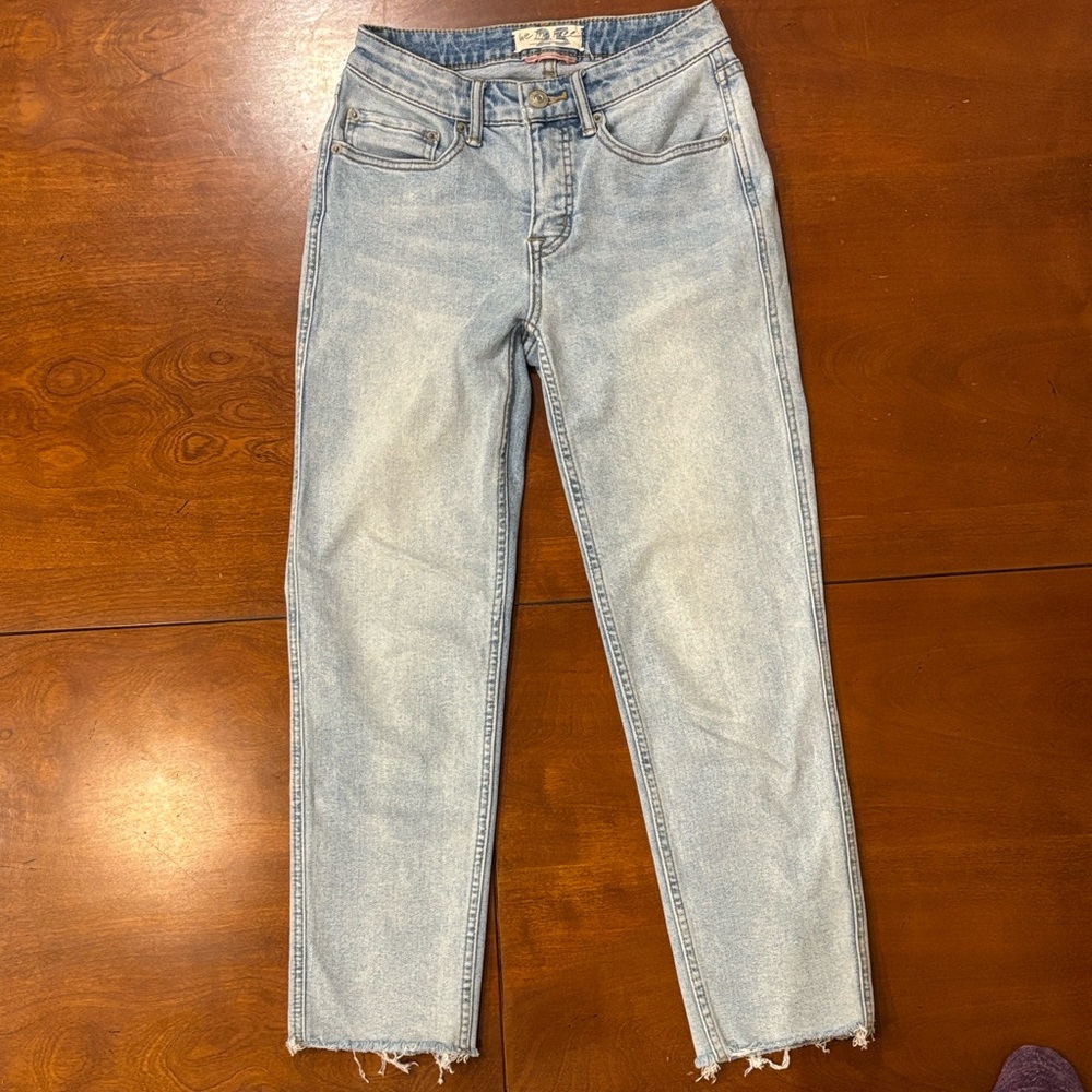 We The Free Light Wash Crvy Jeans.  25.  Like New‎